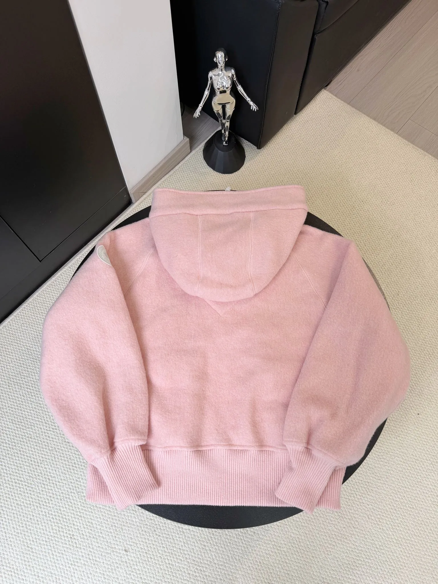 P660 Canada Goose Fleece Wool Badge Hooded Jacket Fabric selection: Wool fleece fabric blended with wool as the main body and a very small amount of spandex and polyester fiber. Wool is a core natural ingredient that provides unparalleled temperature regulation, antibacterial and anti-odor properties and a skin-friendly feel. The feeding of a small amount of spandex gives the fabric a certain degree of four-way elasticity, making it non-restrictive during daily activities. As the basis of fleece's structure, polyester fiber enhances the fabric's durability, wrinkle resistance and quick-drying properties. It contributes to the loft of the fleece and provides functions such as trapping air.  Detail 1: The sleeves and hem are closed with 2×2 ribbing. Its strong elasticity can closely fit wrists and waists of different thicknesses, forming an effective 'seal' to prevent cold wind from blowing back. It can still maintain its original shape after repeated stretching and use, and is not easy to loose and deform. And the ribbed cuffs can convey a sense of design and enhance the visual beauty.  Detail 2: The combination of hood design and elastic buckle improves warmth and windproof performance when wearing. Accessories: Customized elastic drawstring, elastic buckle, custom zipper pendant, custom armband Size: S M L Color: black gray coffee rice pink